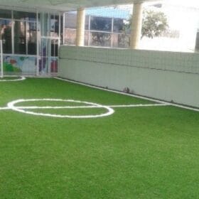 Làm sân bóng cho trẻ