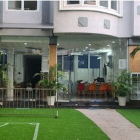 Làm sân chơi cho trẻ trường mầm non