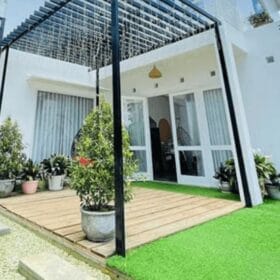 Thảm cỏ nhân tạo trang trí sân vườn xanh