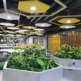 Không gian văn phòng sử dụng bồn cây nhựa giả