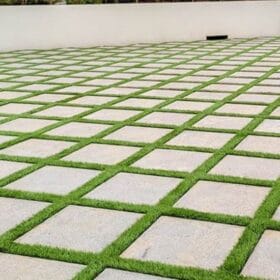 Thảm cỏ nhân tạo lót kẽ gạch đẹp