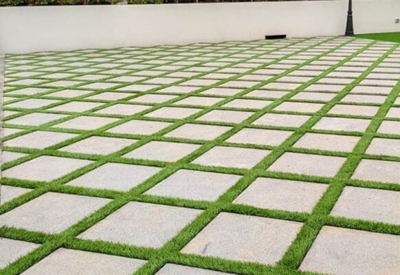 Thảm cỏ nhân tạo lót kẽ gạch đẹp