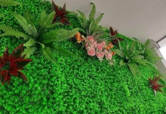 Hoa lá, cỏ giả mang đến khuôn viên xanh hơn