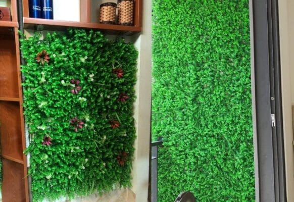 Thiết kế tường nhà đẹp mắt với cỏ giả