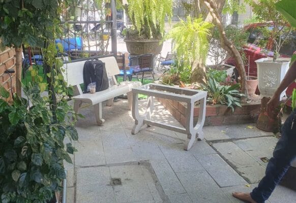 Dọn dẹp sạch sẽ, để tăng khả năng bám của keo