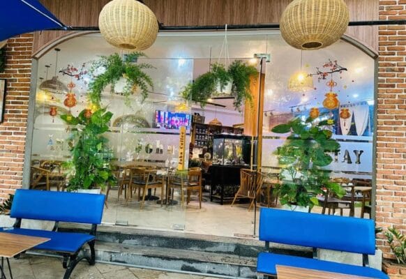 Phía bên trong quán cần trải