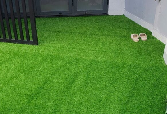Thảm cỏ nhân tạo làm hiên nhà xanh mát