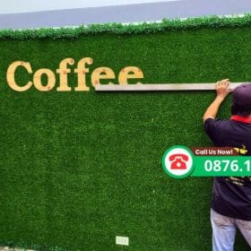 Cỏ nhân tạo trang trí cổng chào quán cà phê