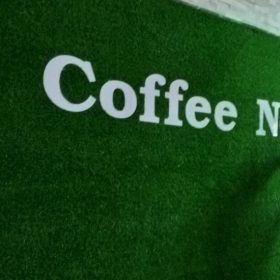 Bảng chào đón quán cà phê cỏ nhân tạo