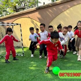 Thảm cỏ nhân tạo làm sân bóng đá cho trẻ