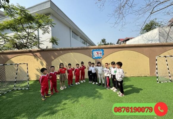 Sân bóng, sinh hoạt cho trẻ