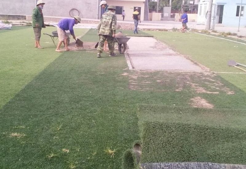 Bổ sung cát và cao su để tạo độ êm