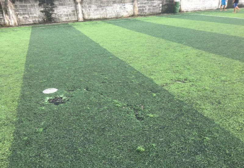 Mặt sân cỏ xuống cấp sau thời gian dài sử dụng