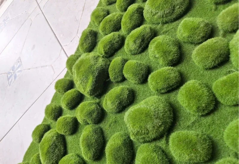 Rêu cục nhân tạo trang trí bệ đá trong khu tiểu cảnh sân vườn.